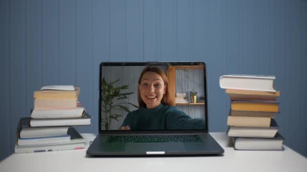 En ung kvinna pratar genom ett videosamtal. Ett vänligt samtal via en bärbar dator. — Stockvideo