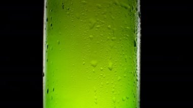 Bira şişesine su damlaları. Soğuk ışık ve ferahlatıcı bira