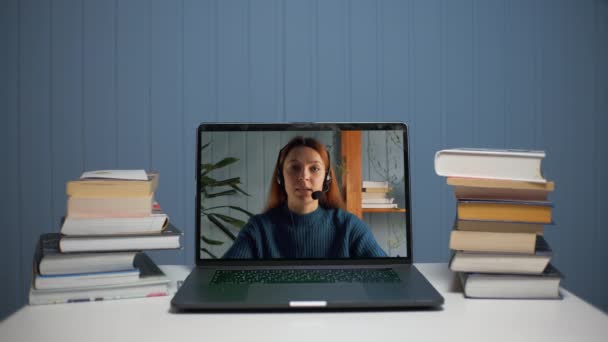 Junge Frau unterrichtet online per Laptop — Stockvideo