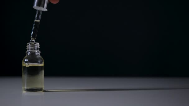 Krása hydratační esence v oleji kapátko skleněná láhev. — Stock video