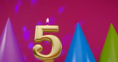 5 numaralı doğum günü pastası mumu yanıyor. Mutlu yıllar yıldönümü kutlaması konsepti. Arka planda doğum günü şapkası