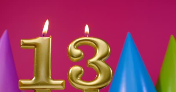 Bougie d'anniversaire brûlante numéro 13. Joyeux anniversaire fond — Video