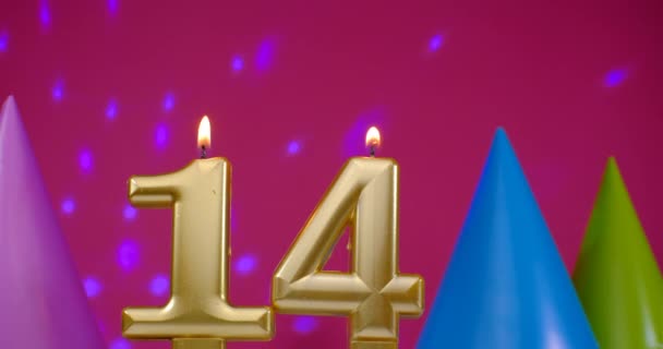 Vela de pastel de cumpleaños ardiente número 14. Feliz cumpleaños aniversario de fondo concepto de celebración. Sombrero de cumpleaños en el fondo — Vídeo de stock