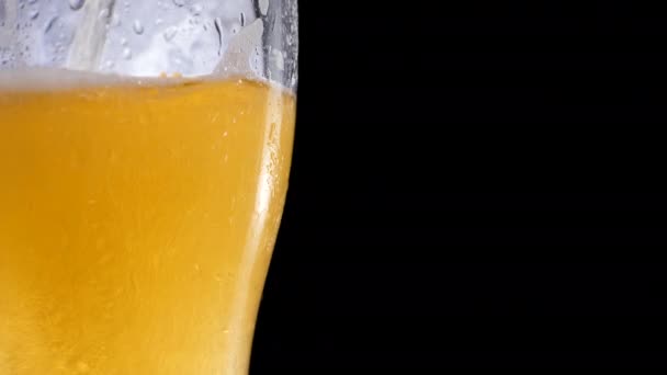 Licht bier gieten in glas met bubbels en schuim — Stockvideo