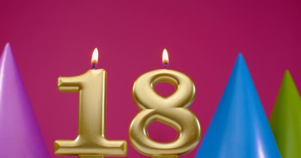 Κάψιμο κεριού γενεθλίων νούμερο 18. Χρόνια πολλά για την επέτειο των γενεθλίων έννοια εορτασμού. Καπέλο γενεθλίων στο παρασκήνιο — Αρχείο Βίντεο