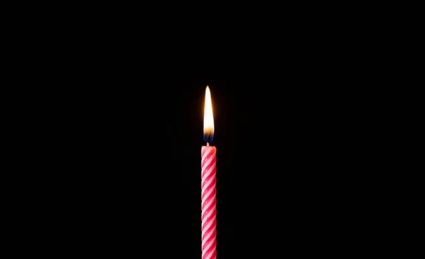 Fogo de vela no bolo de aniversário celebração soprando em fundo preto isolado — Fotografia de Stock