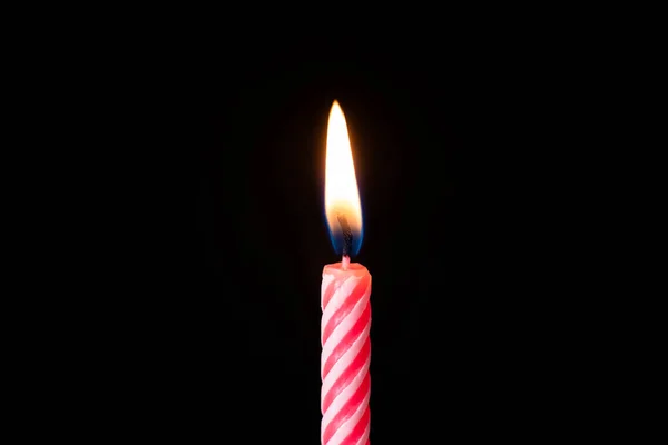 Fogo de vela no bolo de aniversário de celebração soprando em fundo preto isolado. Vela rosa — Fotografia de Stock