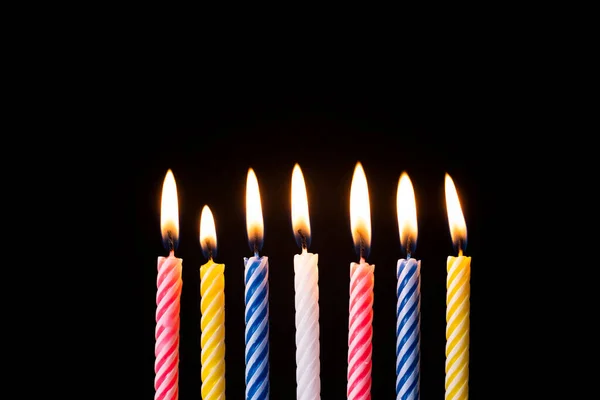 Colección conjunto de velas de cumpleaños sobre fondo negro, concepto de celebración de aniversario —  Fotos de Stock