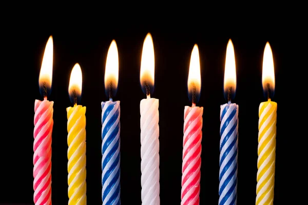 Insieme di candele di compleanno su sfondo nero, concetto di celebrazione dell'anniversario, soffiando via la luce, esprimendo un desiderio — Foto Stock