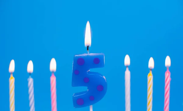 5 numaralı doğum günü pastası mumu yanıyor. Mutlu yıllar yıldönümü kutlaması konsepti — Stok fotoğraf