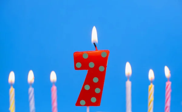 Vela de bolo de aniversário em chamas número 7. Feliz aniversário aniversário aniversário celebração conceito — Fotografia de Stock