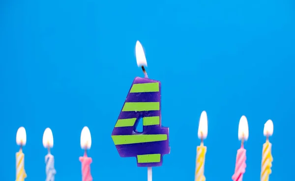 Vela de bolo de aniversário em chamas número 4. Feliz aniversário aniversário aniversário celebração conceito — Fotografia de Stock