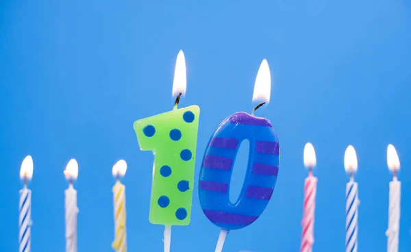 Bränner födelsedagstårta ljus nummer 10. Grattis på födelsedagen bakgrund jubileum firande koncept — Stockfoto