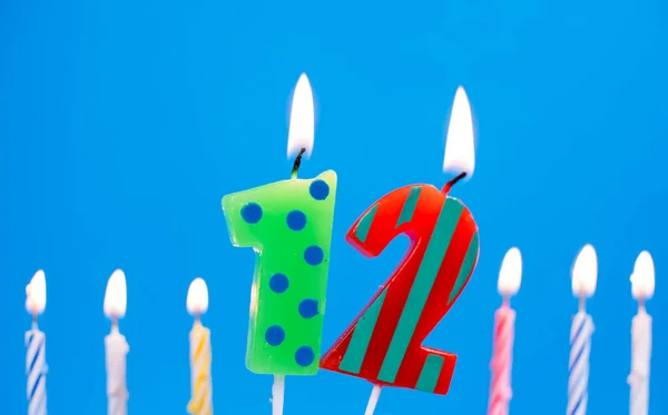 Brennende Geburtstagskuchenkerze Nummer 12. Happy Birthday Hintergrund Jubiläumsfeier Konzept — Stockfoto