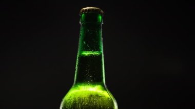 Yeşil bira şişesi siyah dönüyor..