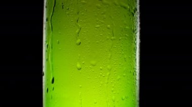 Bira şişesine su damlaları. Su damlacıklarıyla ferahlatıcı ve soğuk bira..
