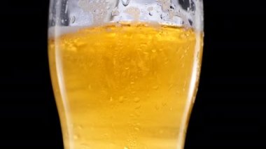 Yakın plan Light bira bardağa dökülüyor..
