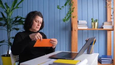 Bankadan ya da üniversiteden evrak mektubu okuyan orta yaşlı bir kadın, iyi haberlerin iş teklifi, başarı ve zafer kavramını aldığını biliyor.