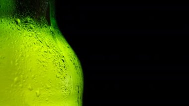 Su damlaları bira bardağının üzerine düşüyor. Yeşil cam üzerine su damlaları. Yakın görüş. Şişenin üstüne yağmur damlası. Su damlacıkları cam yüzeye düşüyor. Su damlaları dikey düşüyor. Yere yat. Yağmur yağıyor.