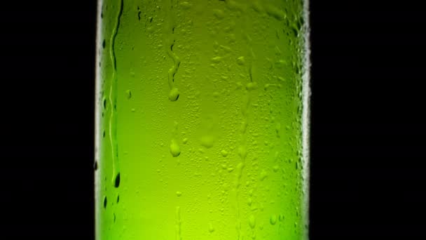 Voda kape na láhev od piva. Osvěžující a studené pivo s kapkami vody. — Stock video