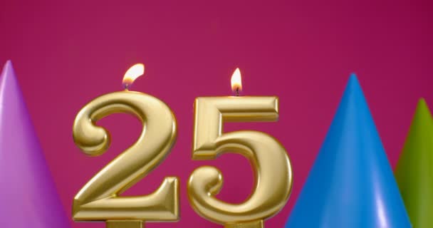 Vela de pastel de cumpleaños ardiente número 25. Feliz cumpleaños aniversario de fondo concepto de celebración. Sombrero de cumpleaños en el fondo — Vídeo de stock