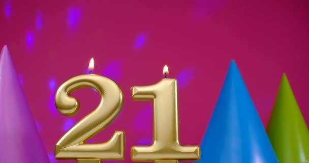 Vela de pastel de cumpleaños ardiente número 21. Feliz cumpleaños aniversario de fondo concepto de celebración. Sombrero de cumpleaños en el fondo — Vídeo de stock