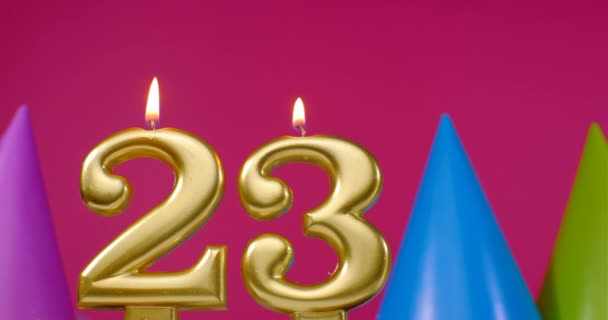 Vela de bolo de aniversário em chamas número 23. Feliz aniversário aniversário conceito celebração aniversário. Chapéu de aniversário no fundo — Vídeo de Stock