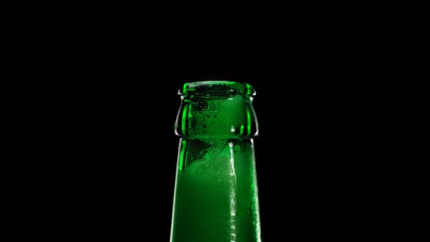 बिअरच्या बाटलीची मान. बाटलीच्या आत फोमी बिअर . — स्टॉक व्हिडिओ