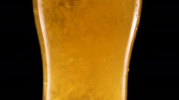 Slow Motion Λεπτομέρεια Shot από φυσαλίδες μπύρας στο γυαλί — Αρχείο Βίντεο