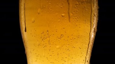 Bira bardağına desenli su damlaları. Soğuk ve ferahlatıcı bira..