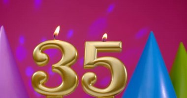 35 numaralı doğum günü pastası mumu yanıyor. Mutlu yıllar yıldönümü kutlaması konsepti. Arka planda doğum günü şapkası