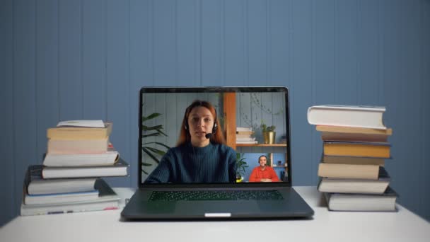 Comunicación de vídeo en línea a través de un ordenador portátil. Mujer joven enseña en línea — Vídeos de Stock
