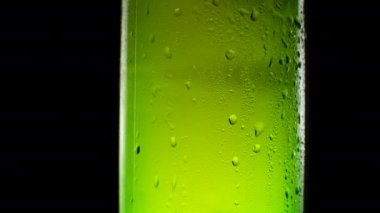 Bir şişe soğuk bira bir damla suyla birlikte döner. Soğuk ve hafif bira..