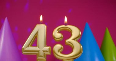 43 numaralı doğum günü pastası mumu yanıyor. Mutlu yıllar yıldönümü kutlaması konsepti. Arka planda doğum günü şapkası