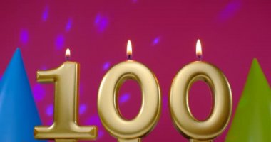 100 numaralı doğum günü pastası mumu yanıyor. Mutlu yıllar yıldönümü kutlaması konsepti. Arka planda doğum günü şapkası