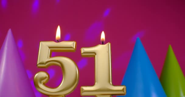 Vela de pastel de cumpleaños número 51. Feliz cumpleaños aniversario de fondo concepto de celebración. Sombrero de cumpleaños en el fondo — Vídeos de Stock