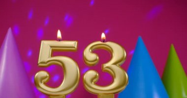 53 numaralı doğum günü pastası mumu yanıyor. Mutlu yıllar yıldönümü kutlaması konsepti. Arka planda doğum günü şapkası