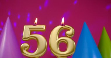 56 numaralı doğum günü pastası mumu yanıyor. Mutlu yıllar yıldönümü kutlaması konsepti. Arka planda doğum günü şapkası