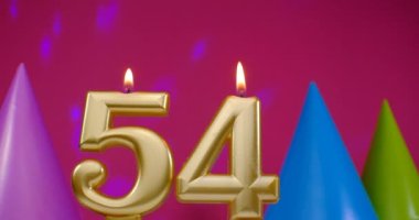 54 numaralı doğum günü pastası mumu yanıyor. Mutlu yıllar yıldönümü kutlaması konsepti. Arka planda doğum günü şapkası