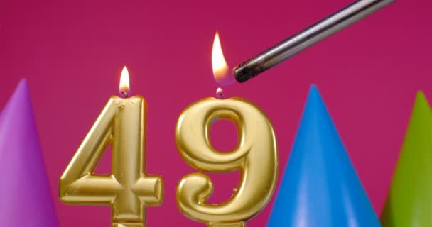 Vela de pastel de cumpleaños ardiente número 49. Feliz cumpleaños aniversario de fondo concepto de celebración. Sombrero de cumpleaños en el fondo — Vídeos de Stock