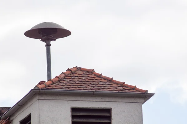 На немецких крышах - сирена на крыше здания — стоковое фото