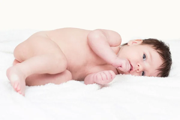 Милый малыш на полотенце — стоковое фото