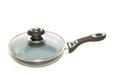 Kızartma tavası beyaz arka plan