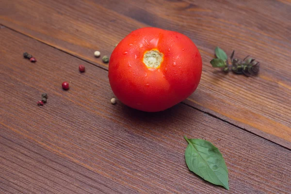 Tomate rouge sur table en bois — Photo