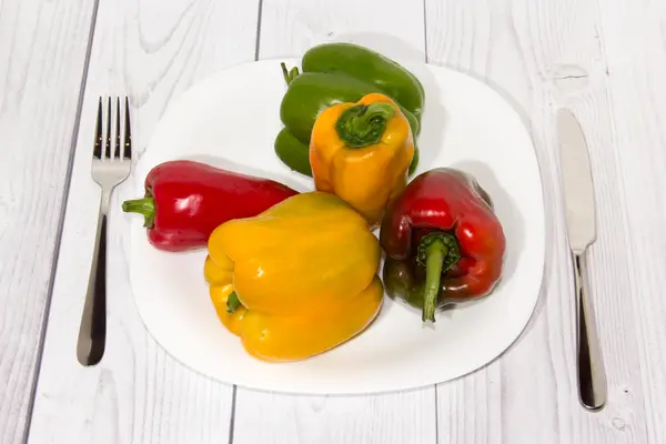 Gefärbter frischer Paprika auf dem Teller — Stockfoto