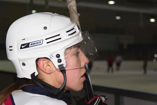 Jugadora de hockey sobre hielo — Foto de Stock