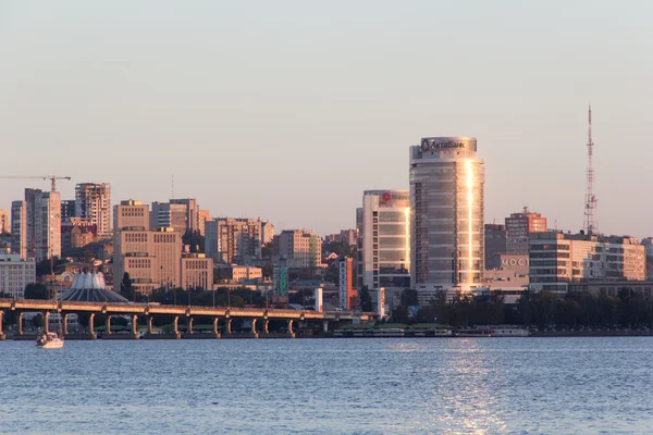 Dnipropetrovsk cityscape ve Dnieper Nehri