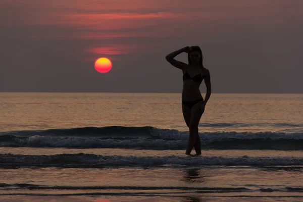 kızın önünde deniz günbatımı