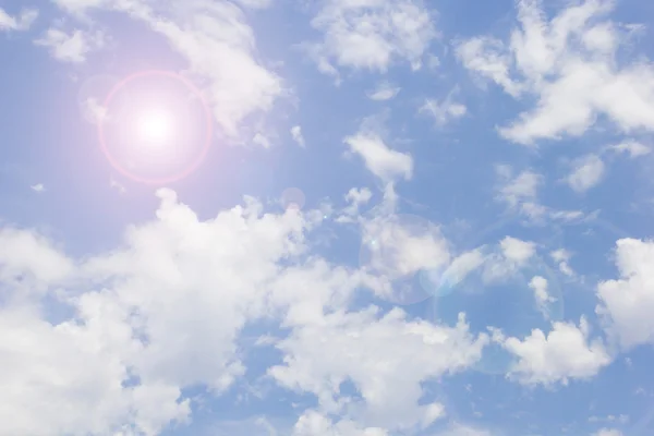 Bulutlu ve güneşli mavi gökyüzü.