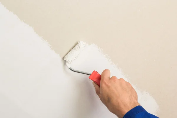 Man using paint roller on the wall — Stock Photo, Image